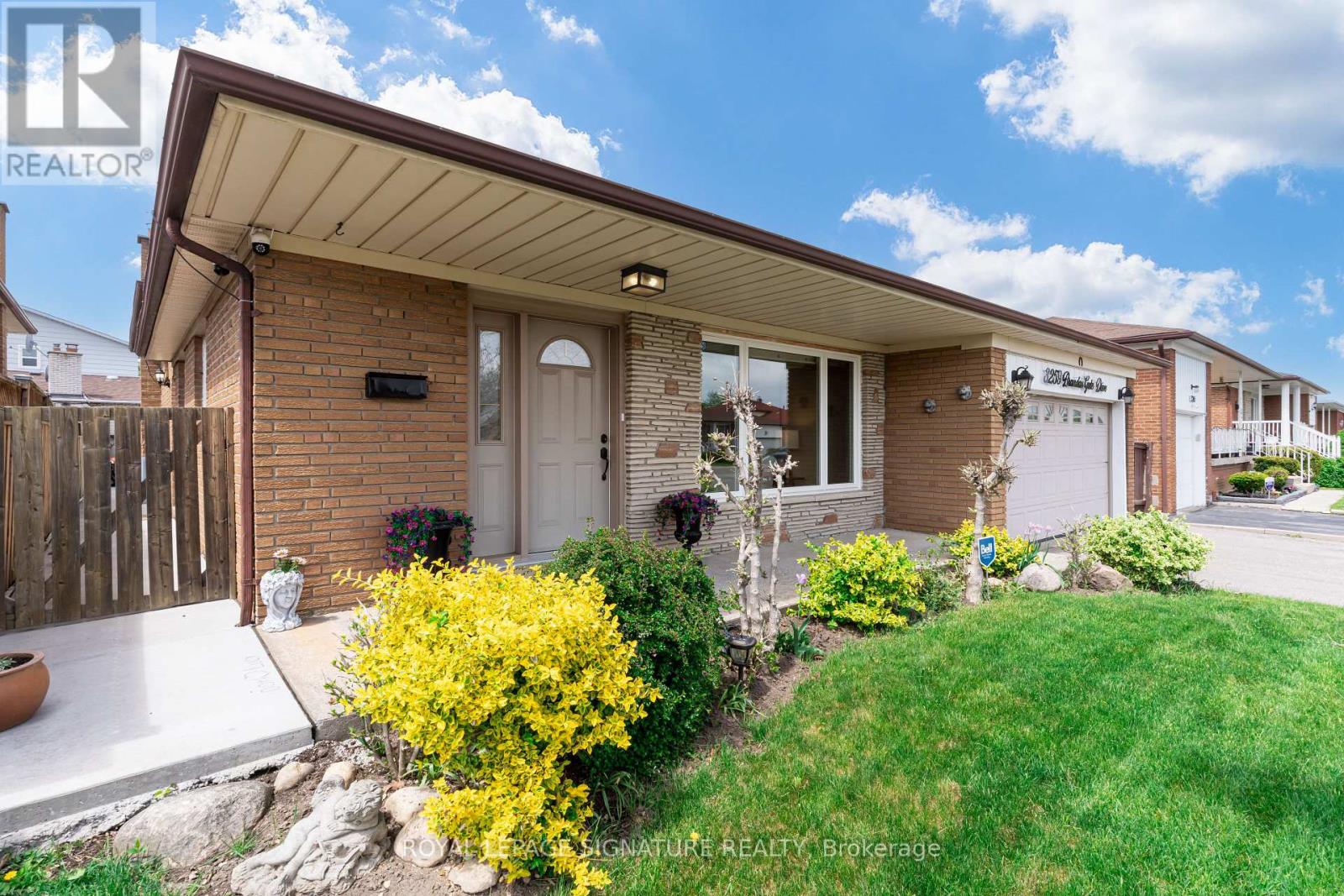 3259 Brandon Gate Drive, Mississauga, Ontario  L4T 2G3 - Photo 2 - W12184509