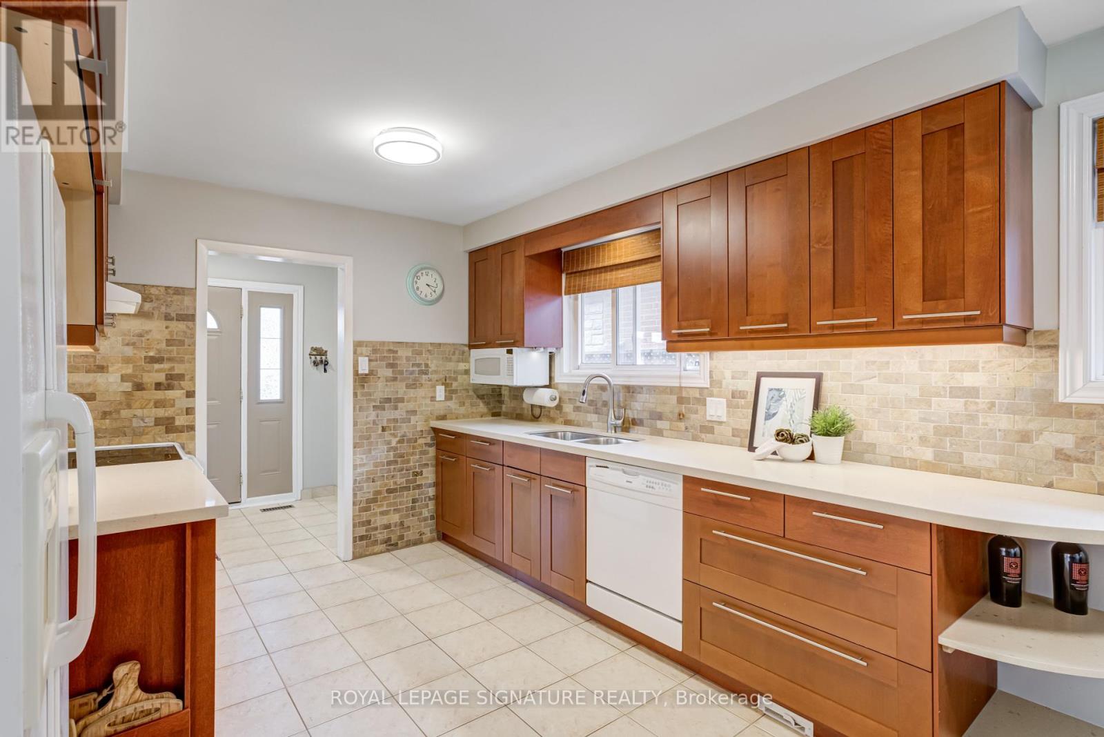 3259 Brandon Gate Drive, Mississauga, Ontario  L4T 2G3 - Photo 4 - W12184509