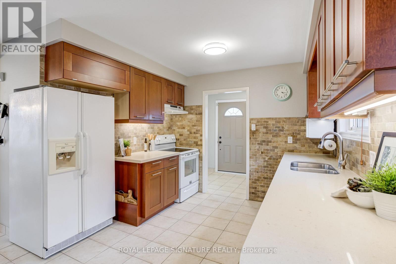 3259 Brandon Gate Drive, Mississauga, Ontario  L4T 2G3 - Photo 5 - W12184509