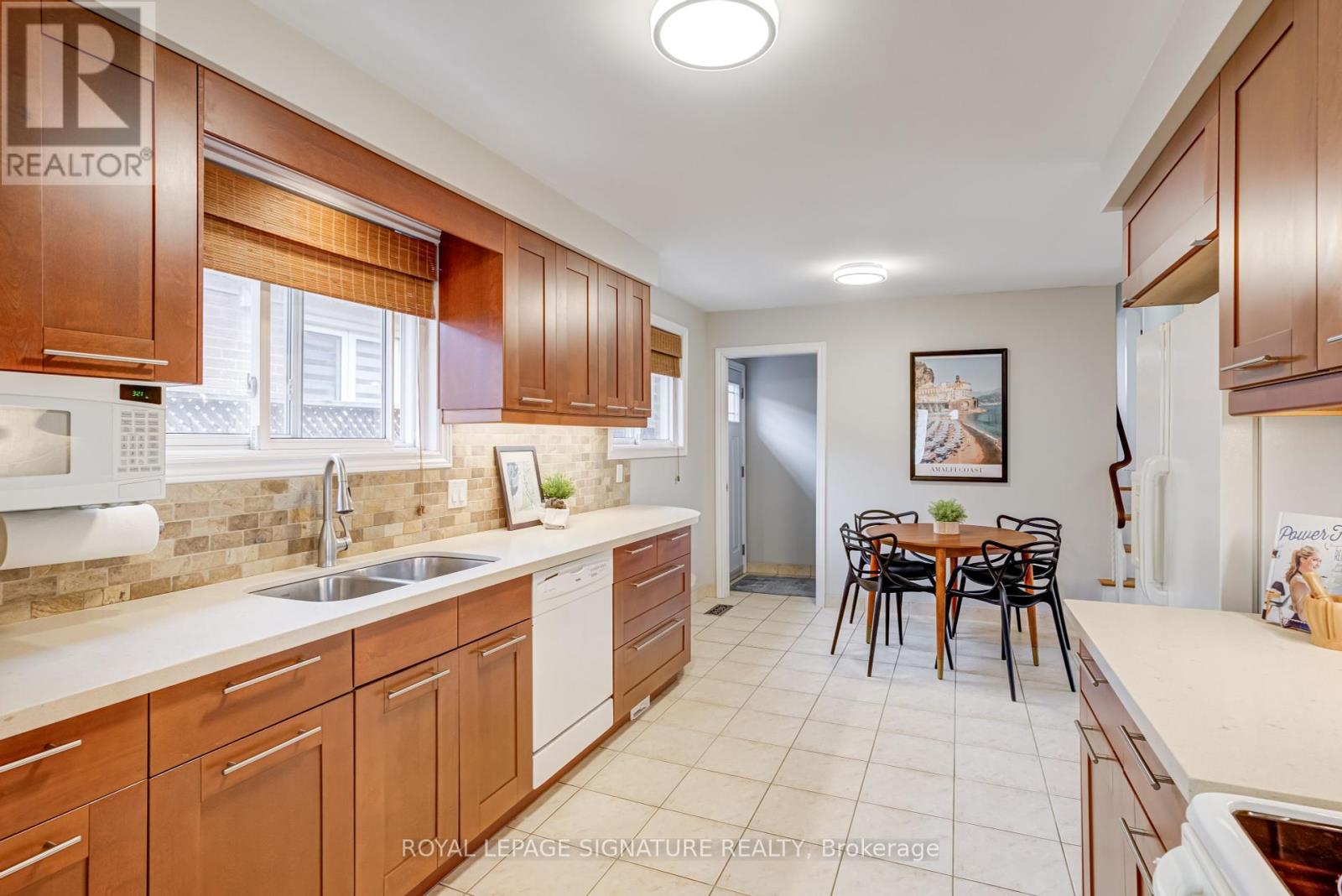 3259 Brandon Gate Drive, Mississauga (Malton), Ontario  L4T 2G3 - Photo 6 - W12184509