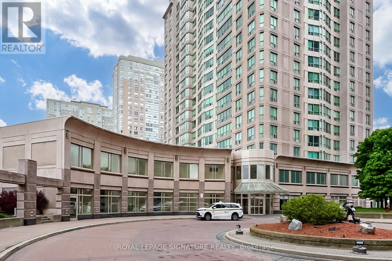 2203 - 18 Lee Centre Drive, Toronto (Woburn), Ontario  M1H 3H5 - Photo 2 - E12184709