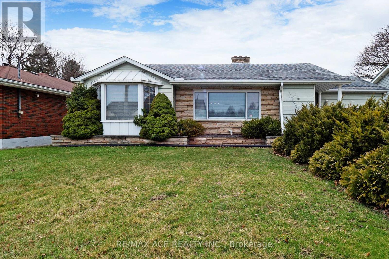 Property at 696 NORFOLK STREET N image 1