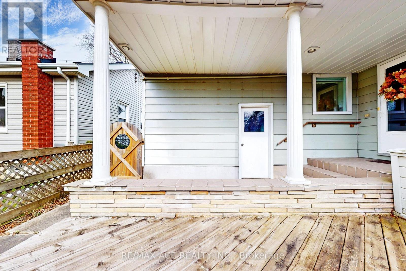 Property at 696 NORFOLK STREET N image 3