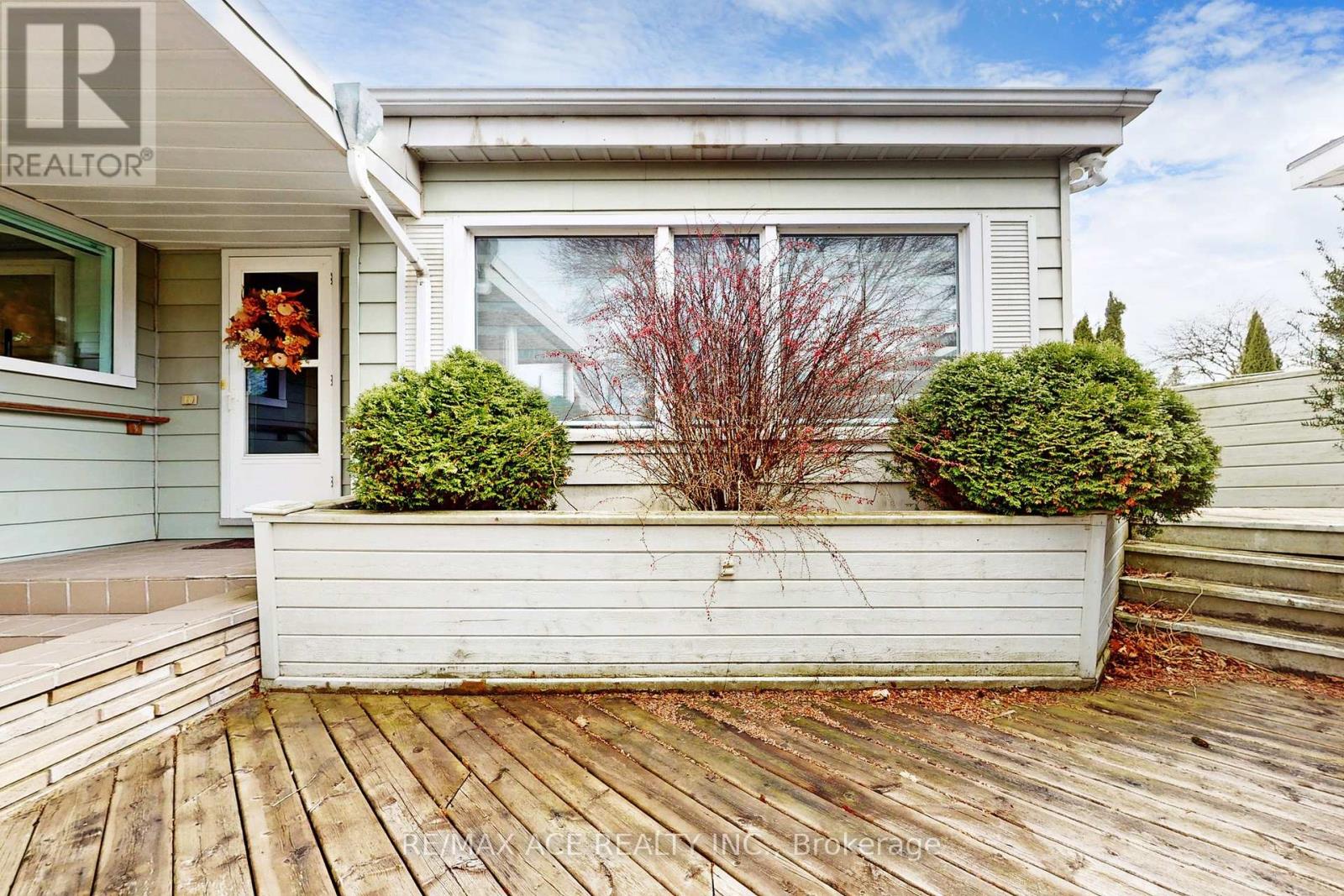 Property at 696 NORFOLK STREET N image 4