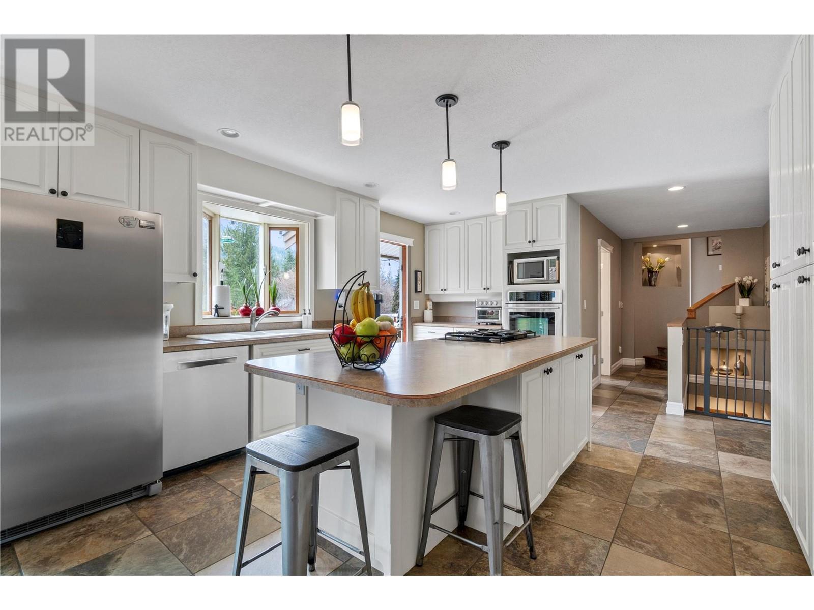 1940 12 Avenue SE, Salmon Arm, BC V1E4N9