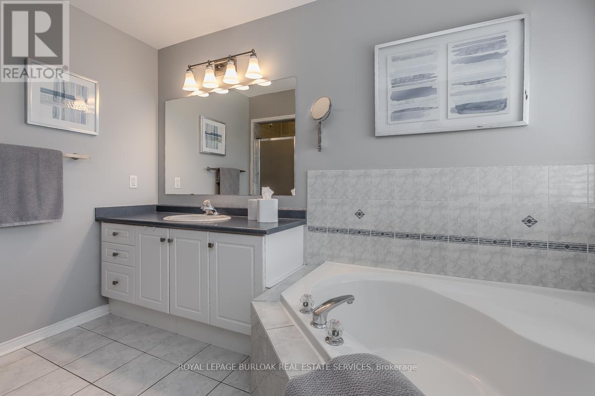 2282 Seton Crescent, Burlington, Ontario  L7L 6Y4 - Photo 24 - W12184610