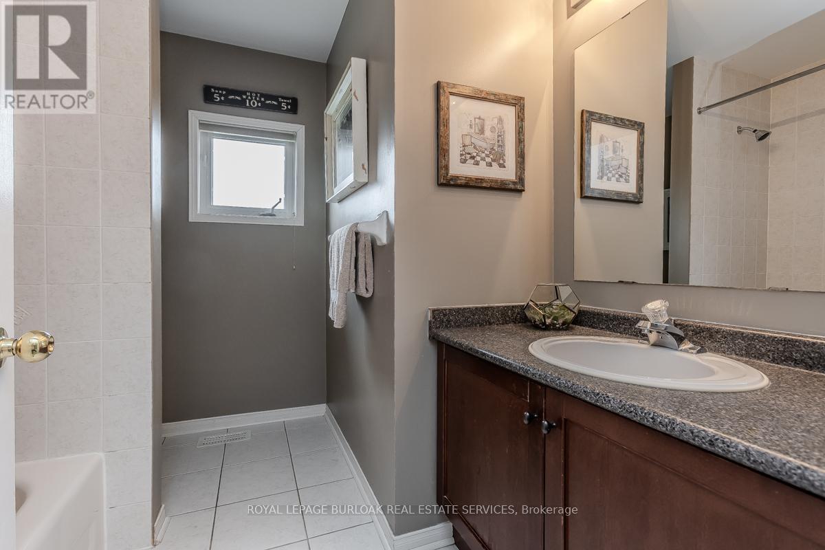 2282 Seton Crescent, Burlington, Ontario  L7L 6Y4 - Photo 28 - W12184610