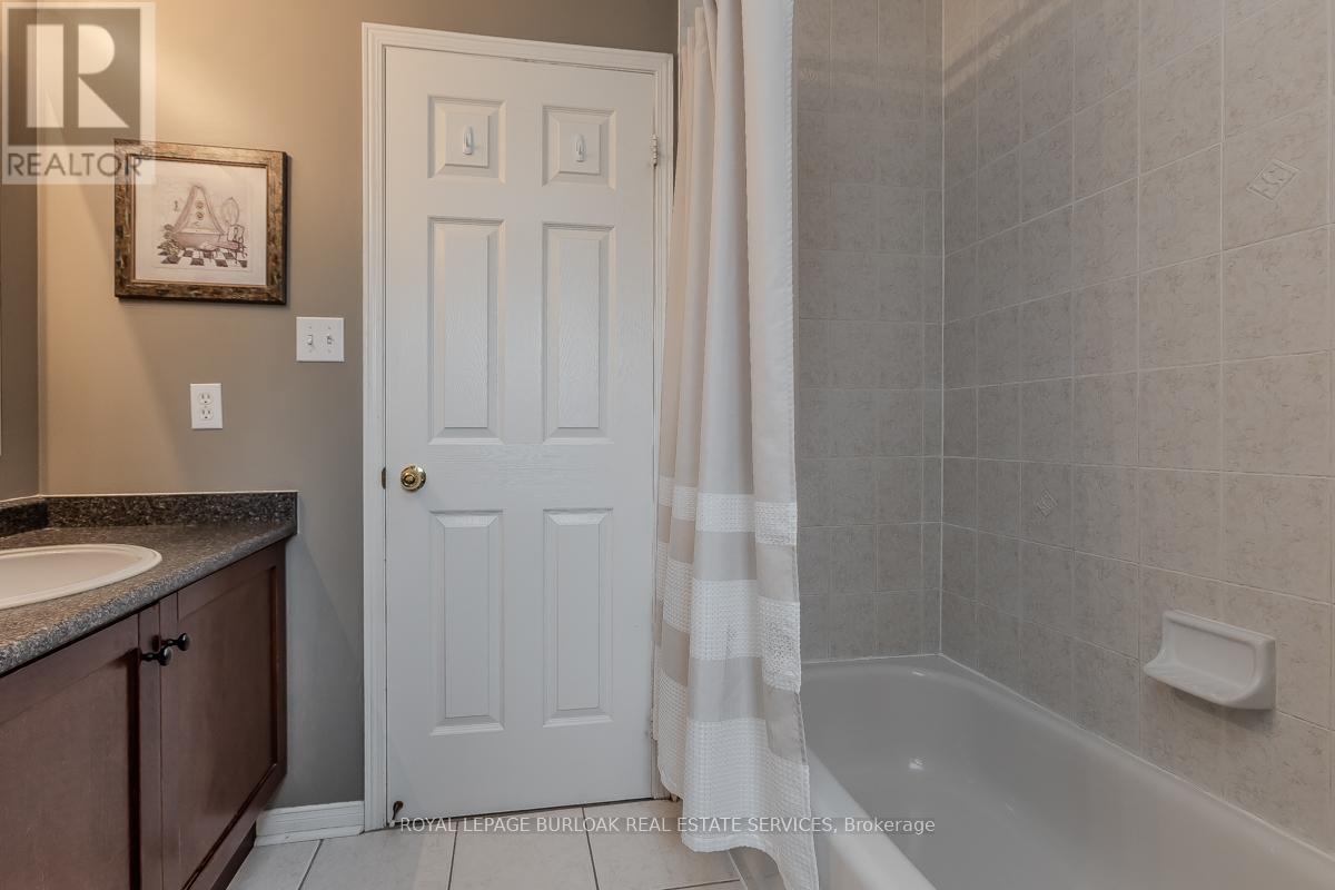 2282 Seton Crescent, Burlington, Ontario  L7L 6Y4 - Photo 29 - W12184610