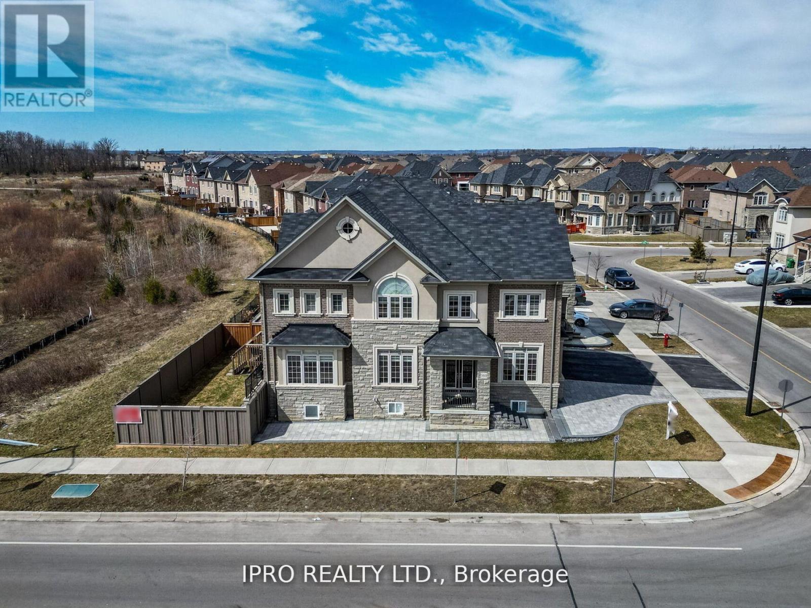 360 Remembrance Road, Brampton, Ontario  L7A 4X8 - Photo 3 - W12184657