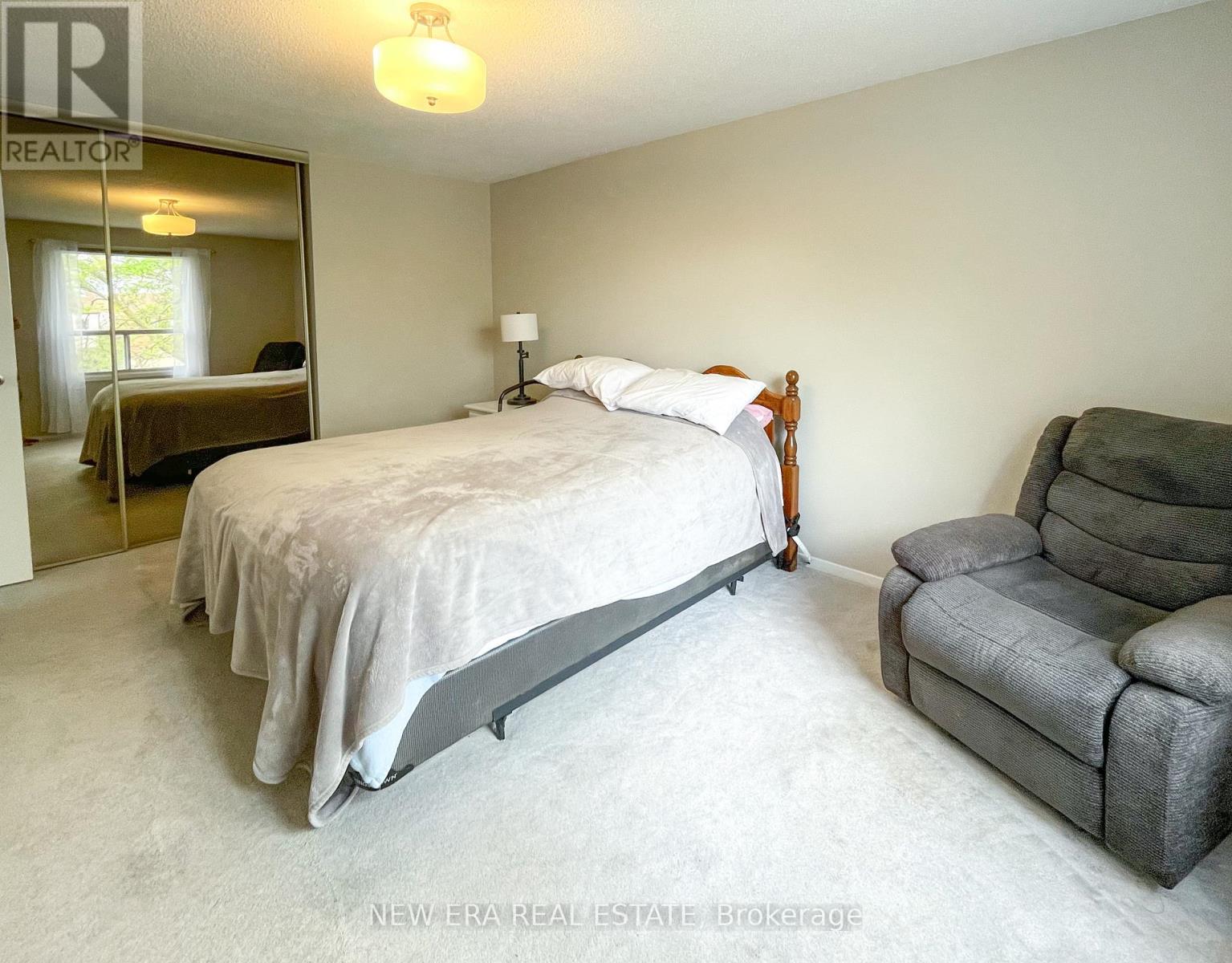 4059 Teakwood Drive, Mississauga, Ontario  L5C 3L3 - Photo 11 - W12184696