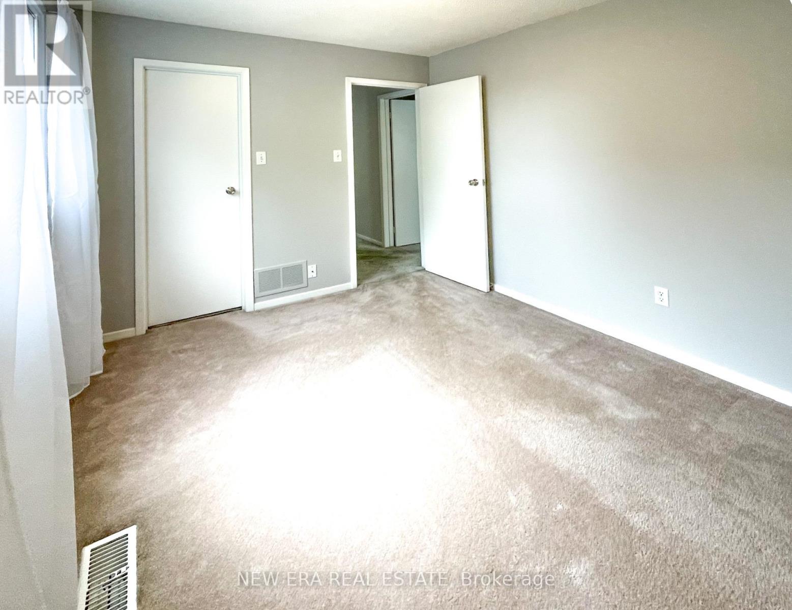 4059 Teakwood Drive, Mississauga, Ontario  L5C 3L3 - Photo 13 - W12184696