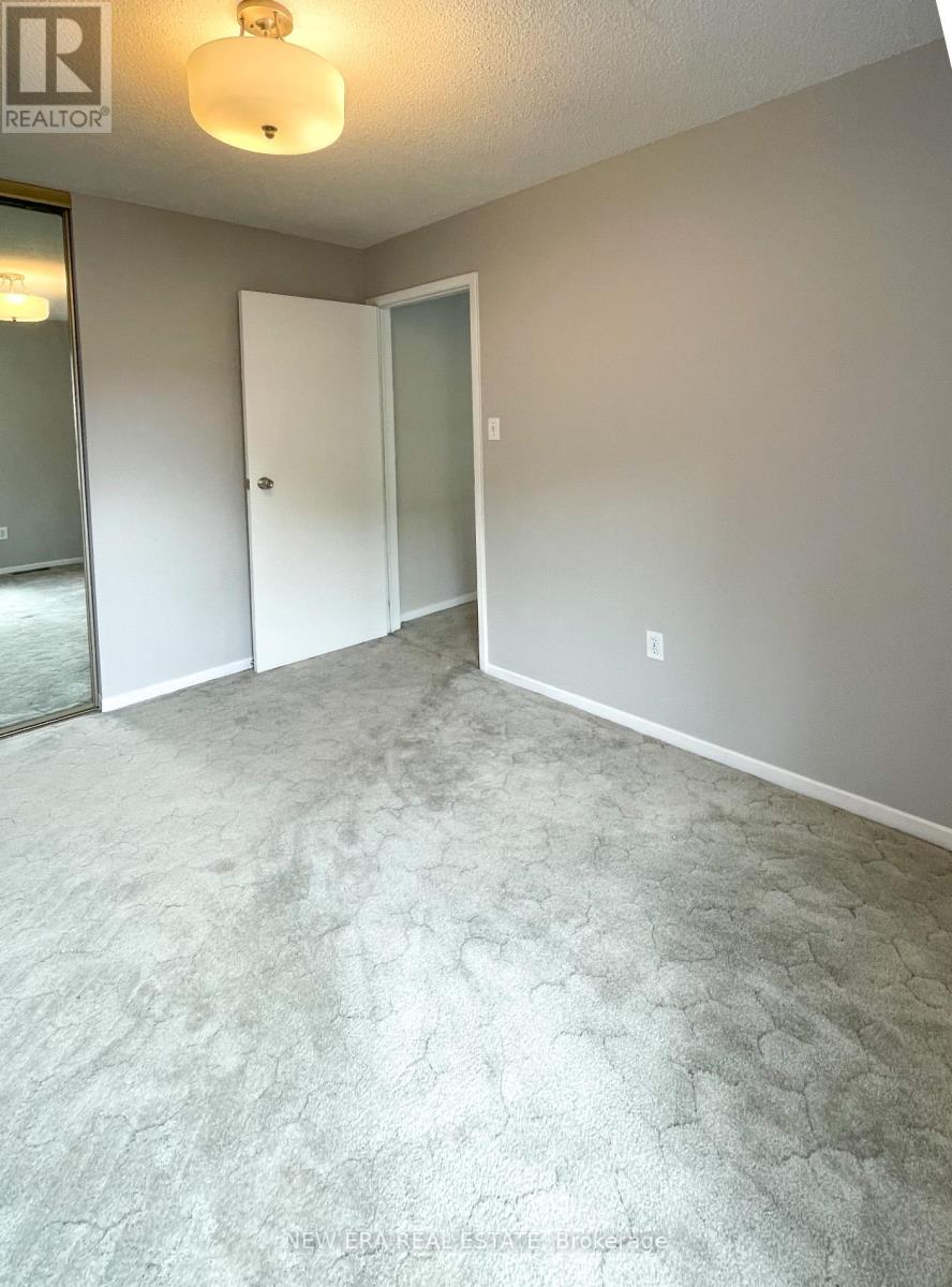 4059 Teakwood Drive, Mississauga, Ontario  L5C 3L3 - Photo 14 - W12184696