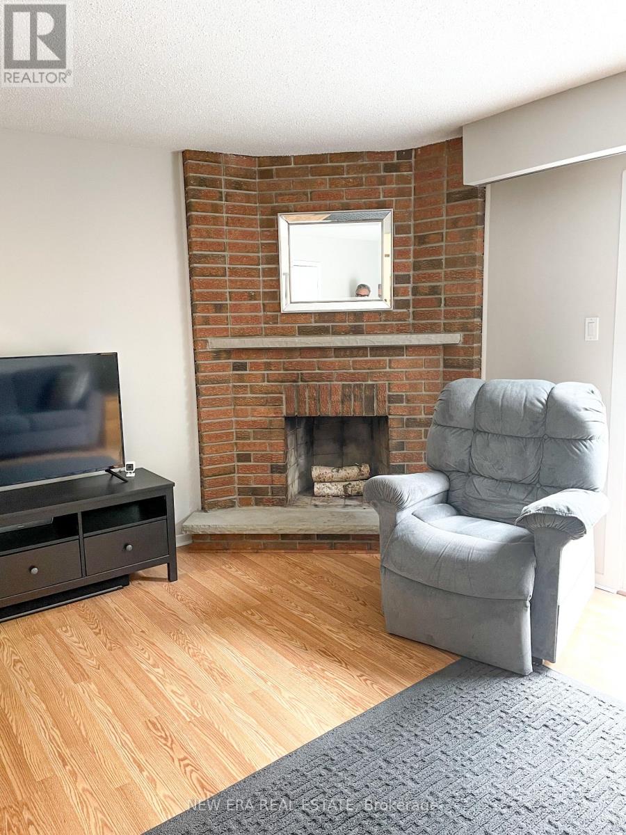 4059 Teakwood Drive, Mississauga, Ontario  L5C 3L3 - Photo 3 - W12184696