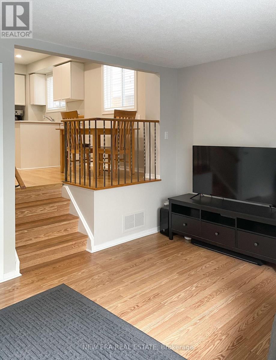 4059 Teakwood Drive, Mississauga, Ontario  L5C 3L3 - Photo 4 - W12184696