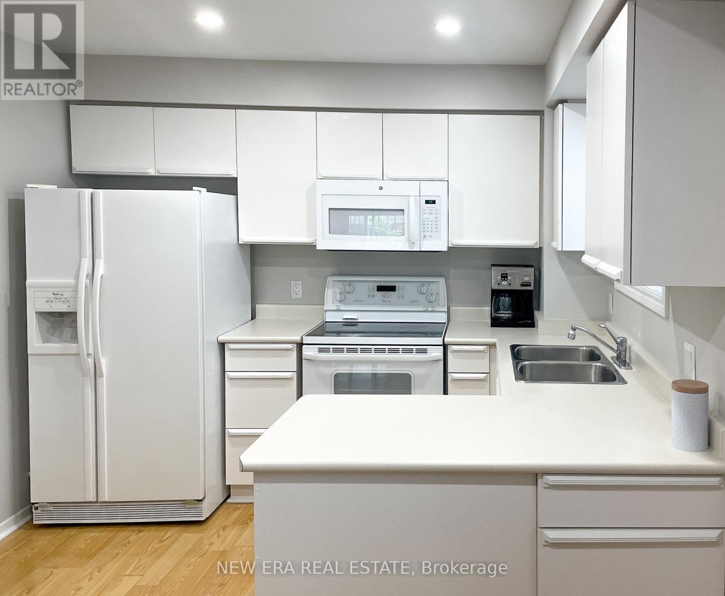 4059 Teakwood Drive, Mississauga, Ontario  L5C 3L3 - Photo 5 - W12184696