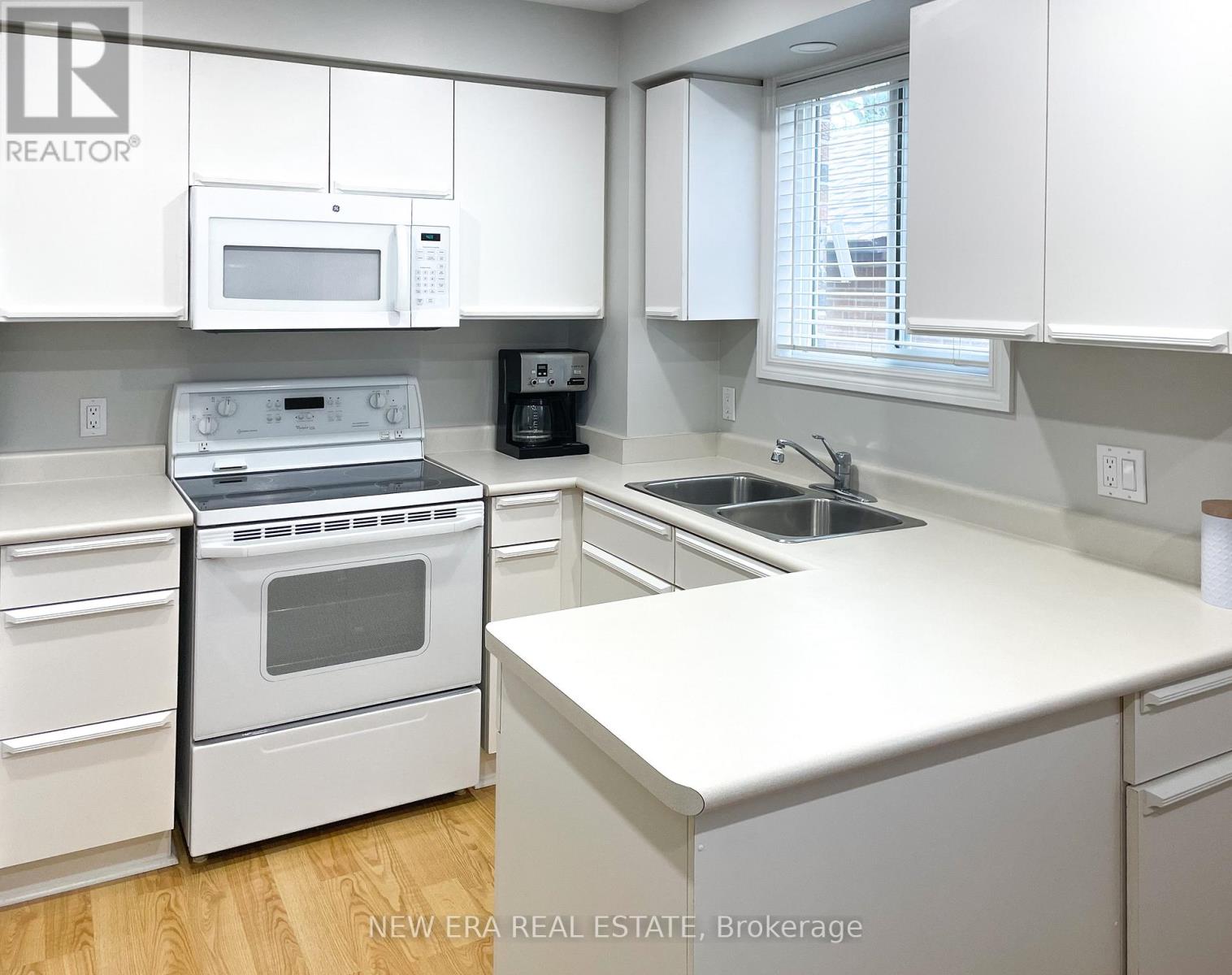 4059 Teakwood Drive, Mississauga, Ontario  L5C 3L3 - Photo 6 - W12184696