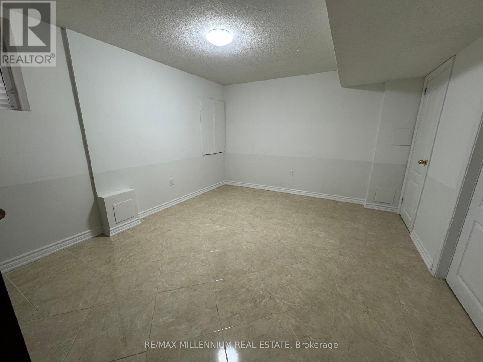 1427 Duval Drive, Mississauga, Ontario  L5V 2W5 - Photo 5 - W12184769