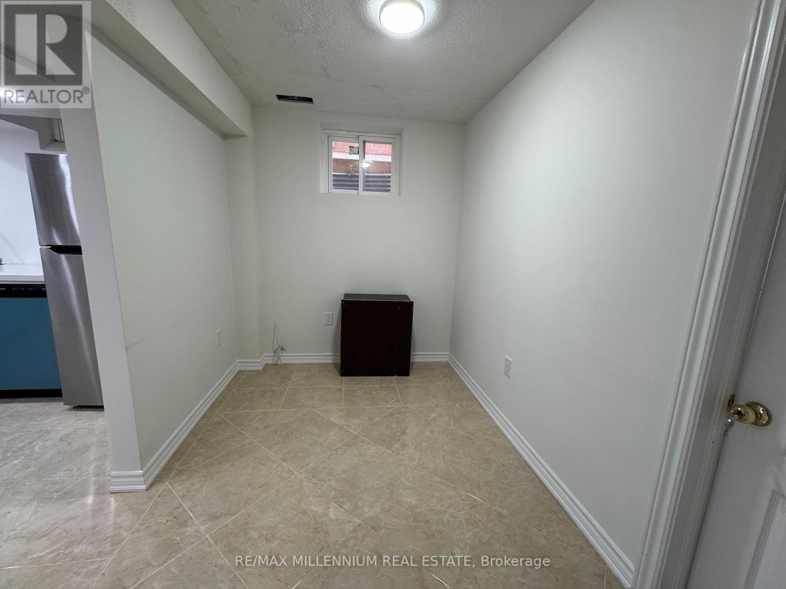 1427 Duval Drive, Mississauga, Ontario  L5V 2W5 - Photo 9 - W12184769