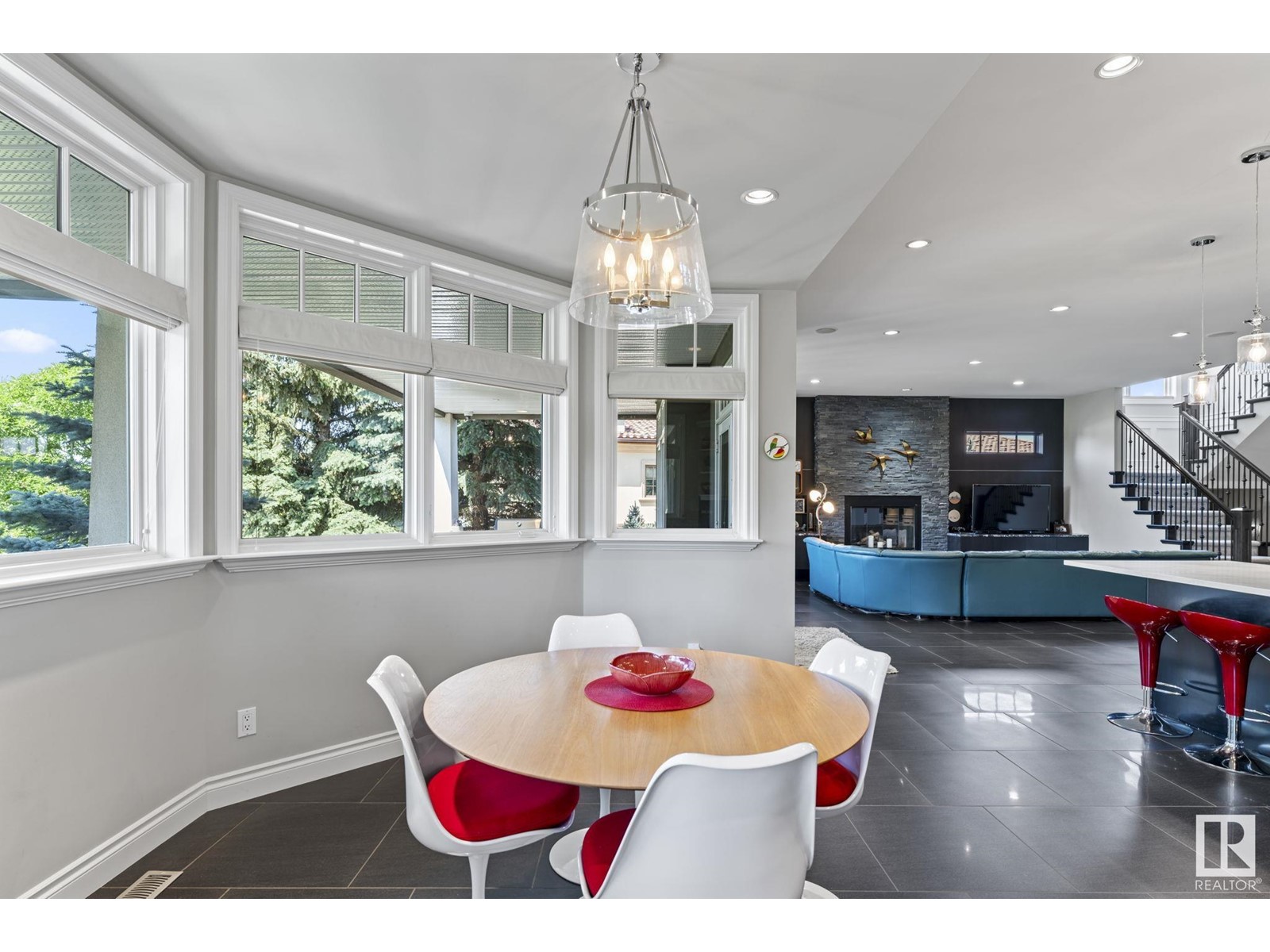 Property at 60 WINDERMERE DR SW image 2