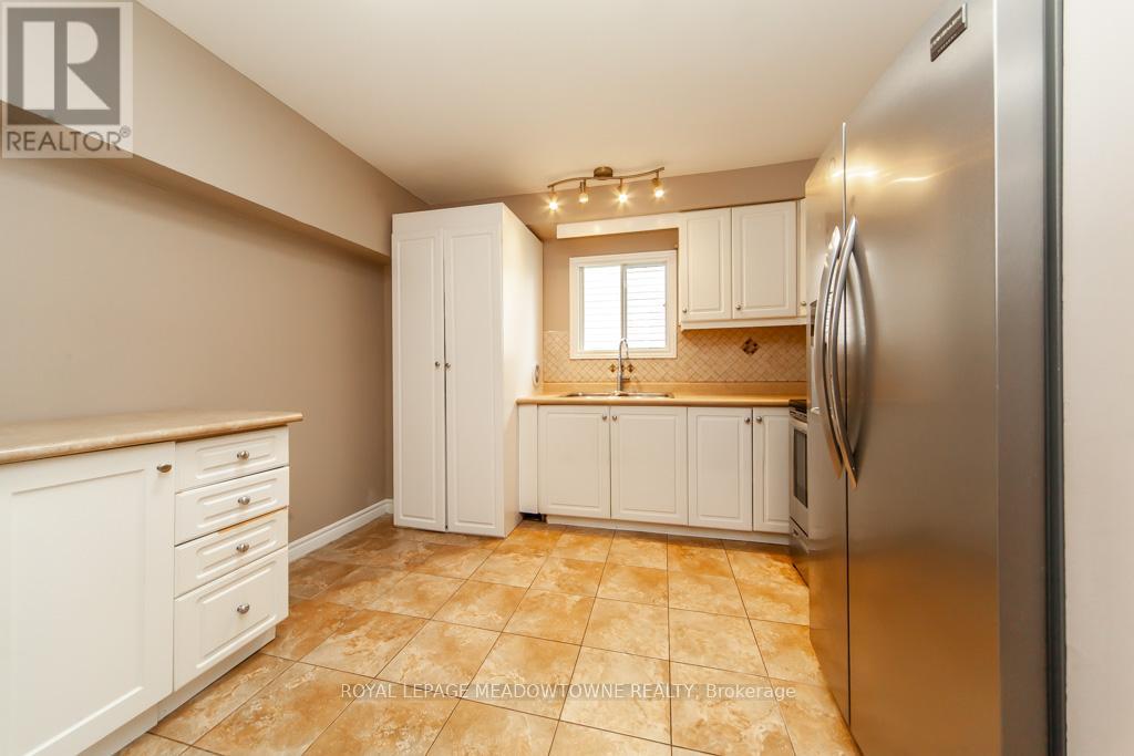 2819 Bucklepost Road, Mississauga, Ontario  L5N 1X6 - Photo 10 - W12183294