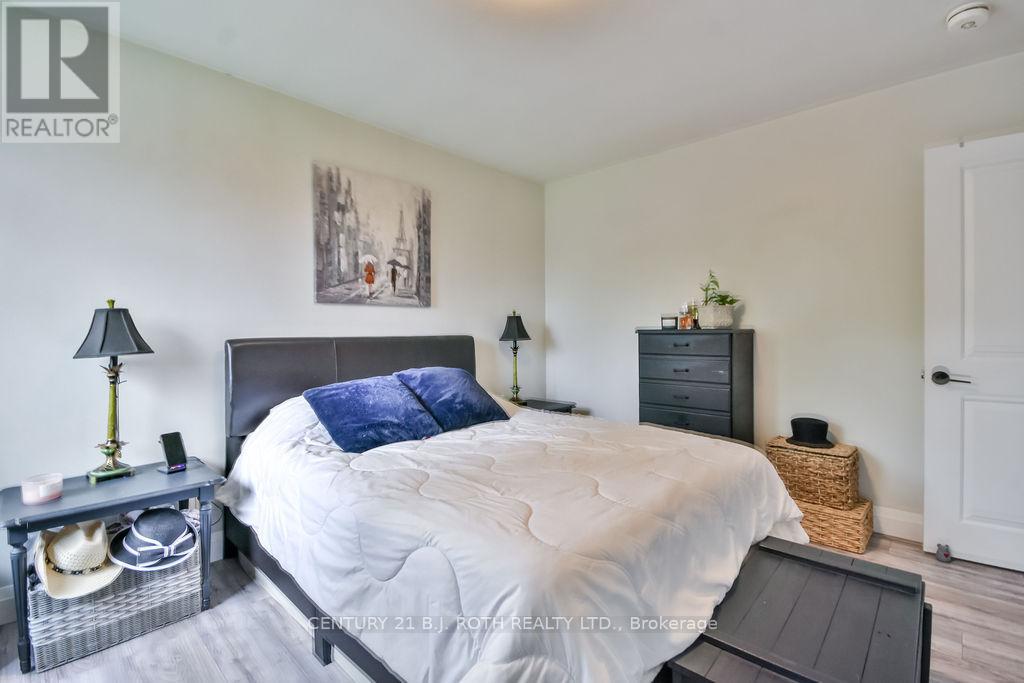 108 Nelson Street, Barrie, Ontario  L4M 4K7 - Photo 12 - S12153027