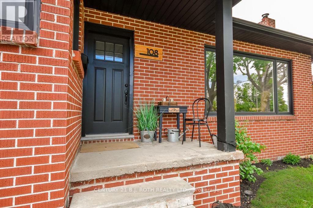 108 Nelson Street, Barrie, Ontario  L4M 4K7 - Photo 3 - S12153027