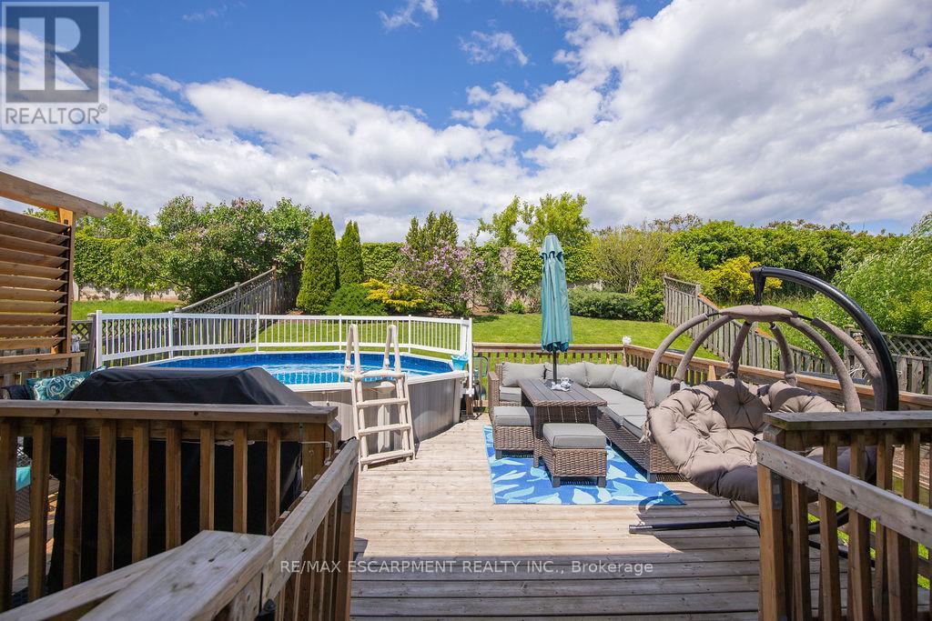 54 Merritt Crescent, Grimsby, Ontario  L3M 5B7 - Photo 3 - X12179318