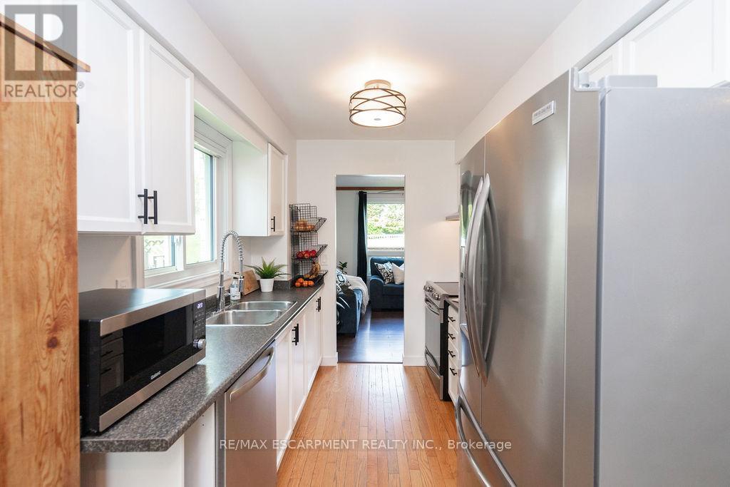 54 Merritt Crescent, Grimsby, Ontario  L3M 5B7 - Photo 18 - X12179318