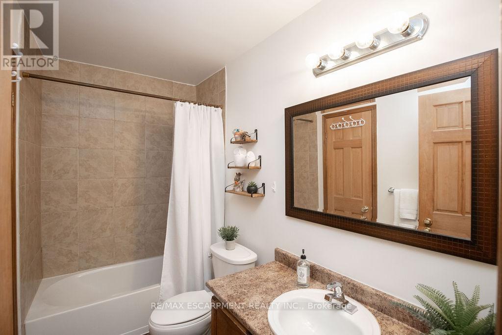 54 Merritt Crescent, Grimsby, Ontario  L3M 5B7 - Photo 34 - X12179318