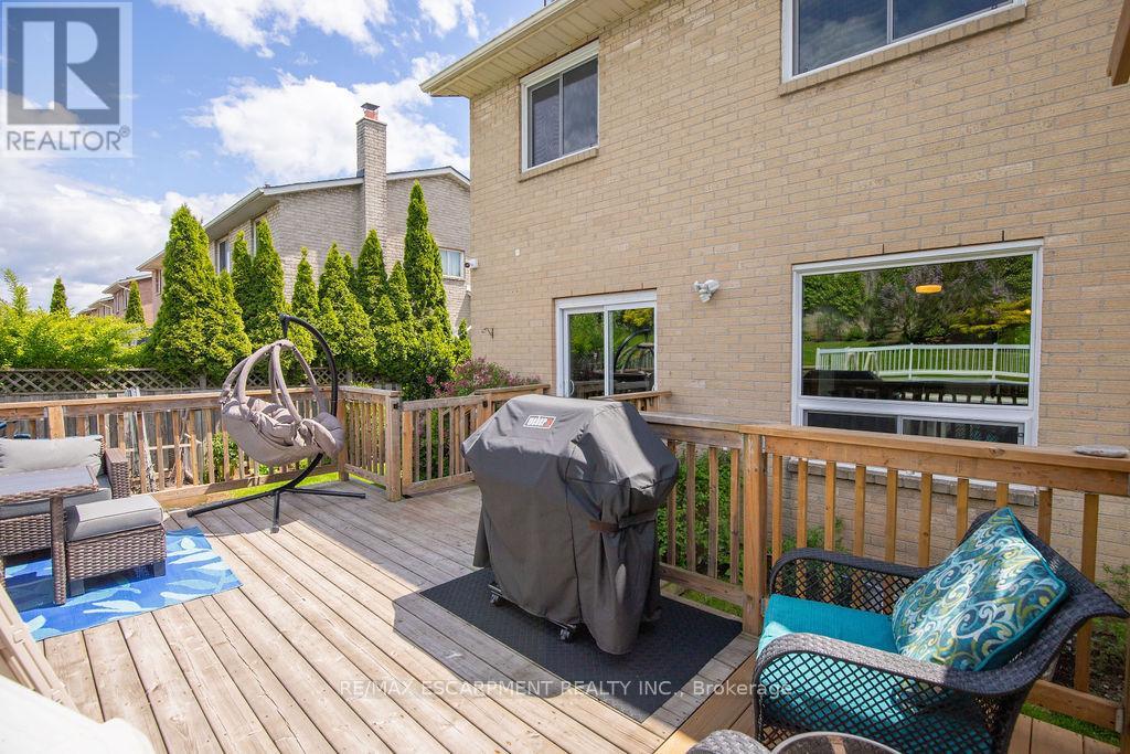 54 Merritt Crescent, Grimsby, Ontario  L3M 5B7 - Photo 8 - X12179318