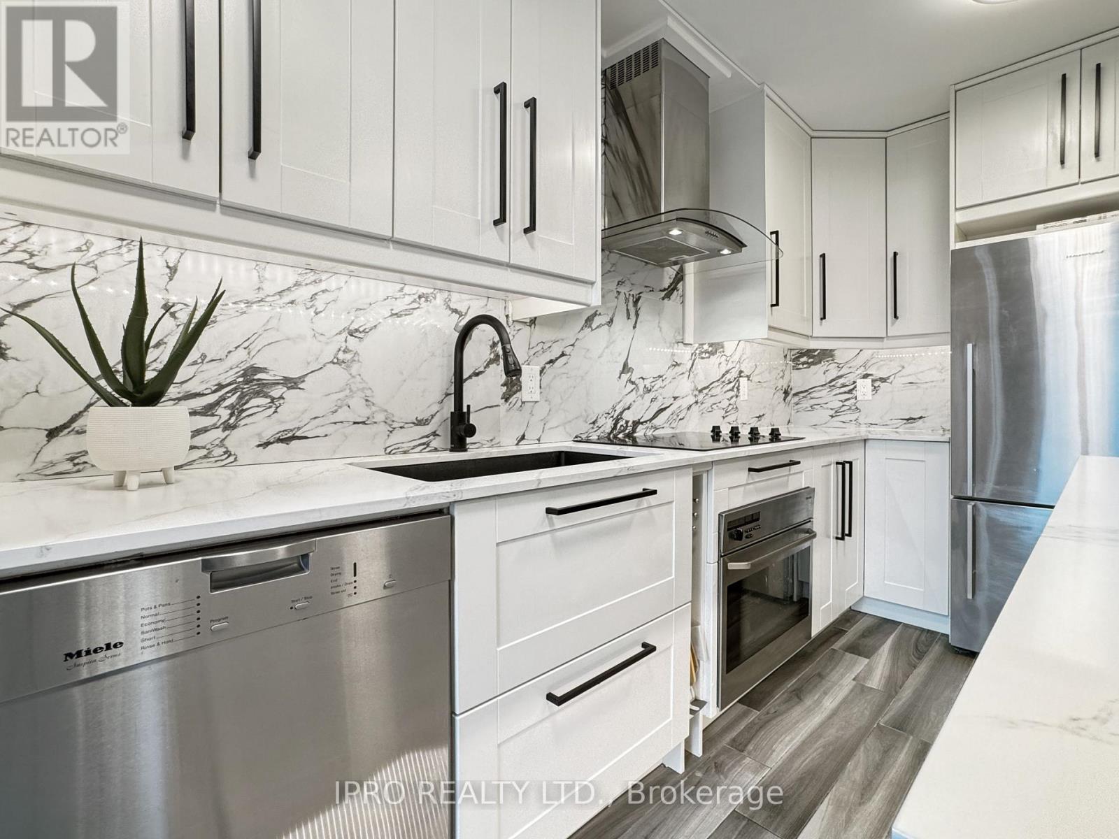 210 - 200 Manitoba Street, Toronto (Mimico), Ontario  M8Y 3Y9 - Photo 5 - W12109016