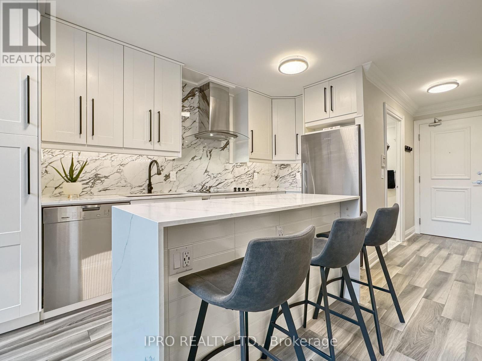 210 - 200 Manitoba Street, Toronto (Mimico), Ontario  M8Y 3Y9 - Photo 4 - W12109016