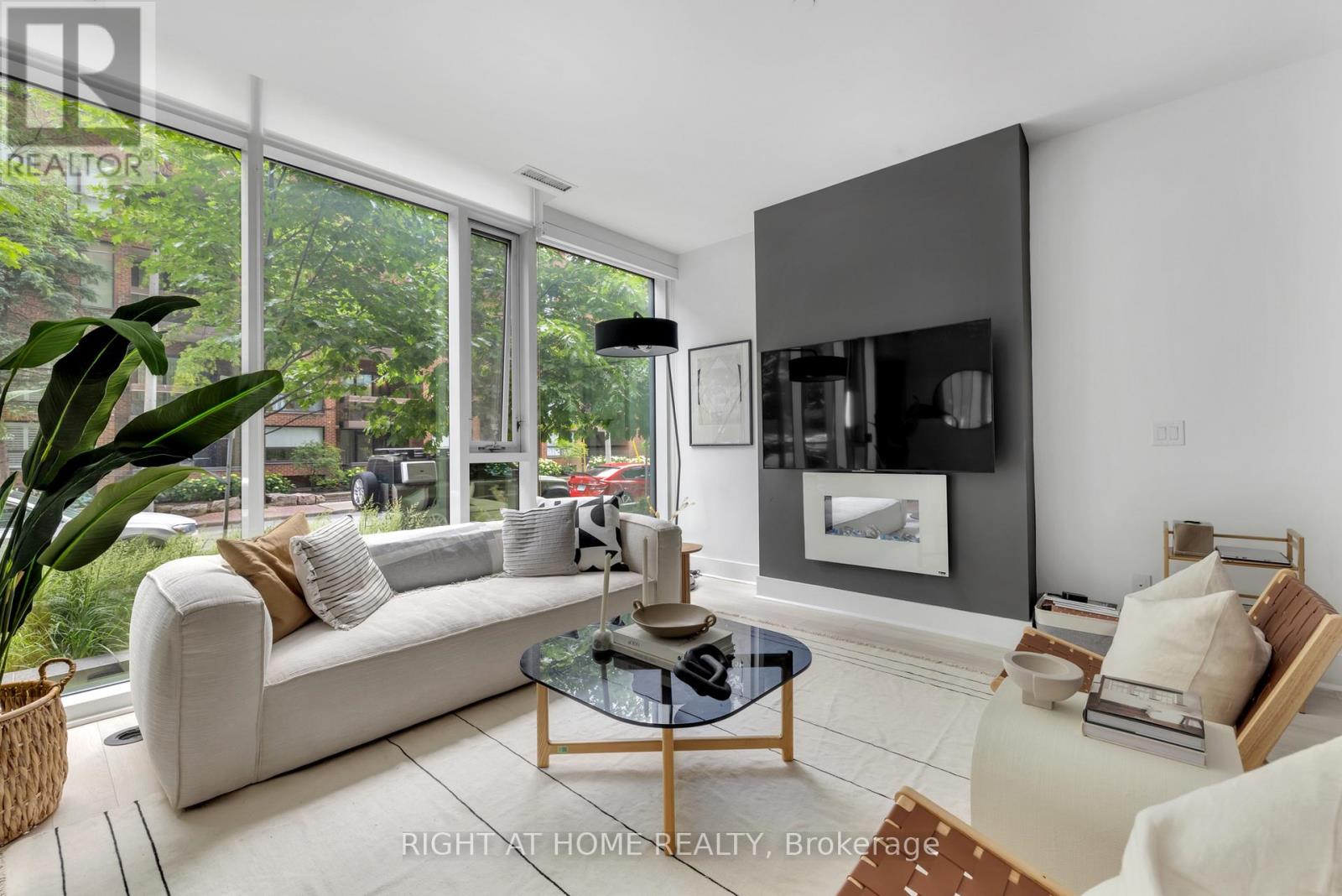 Th 101 - 32 Davenport Road, Toronto, Ontario  M5R 1H3 - Photo 2 - C12184938