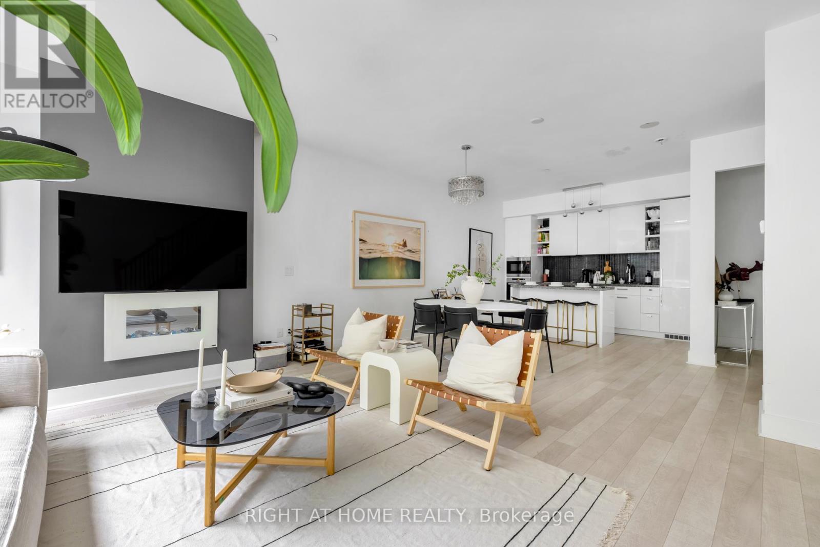 Th 101 - 32 Davenport Road, Toronto, Ontario  M5R 1H3 - Photo 3 - C12184938