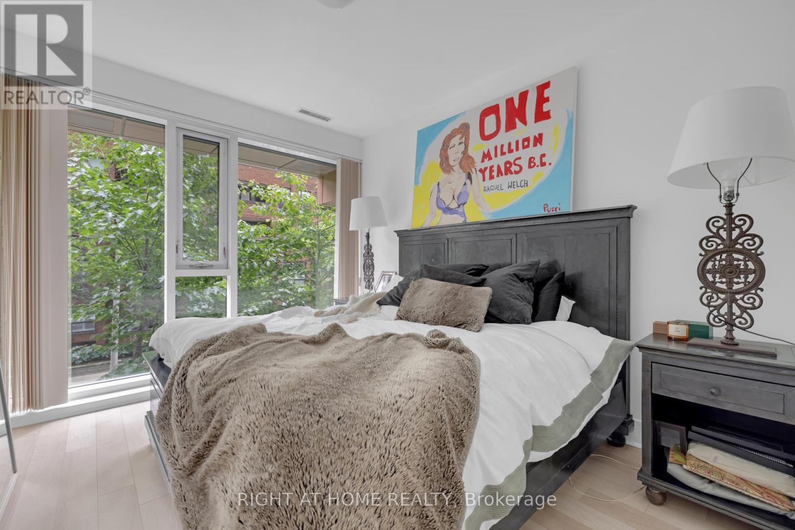 Th 101 - 32 Davenport Road, Toronto, Ontario  M5R 1H3 - Photo 6 - C12184938