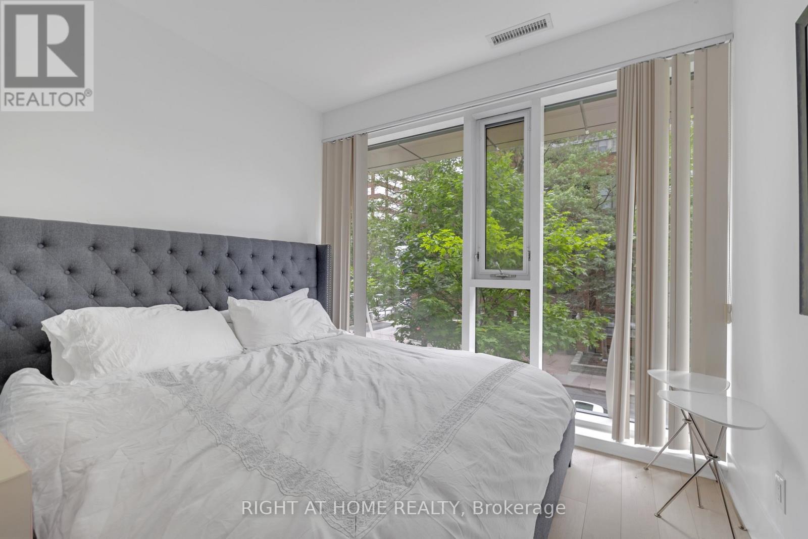 Th 101 - 32 Davenport Road, Toronto, Ontario  M5R 1H3 - Photo 8 - C12184938