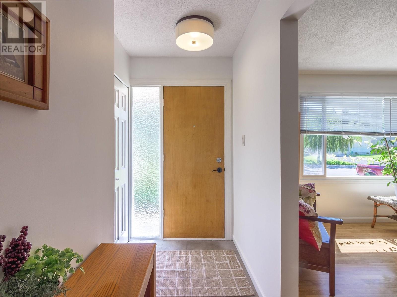 186 Mcpherson Crescent, Penticton, British Columbia  V2A 2N8 - Photo 2 - 10349814