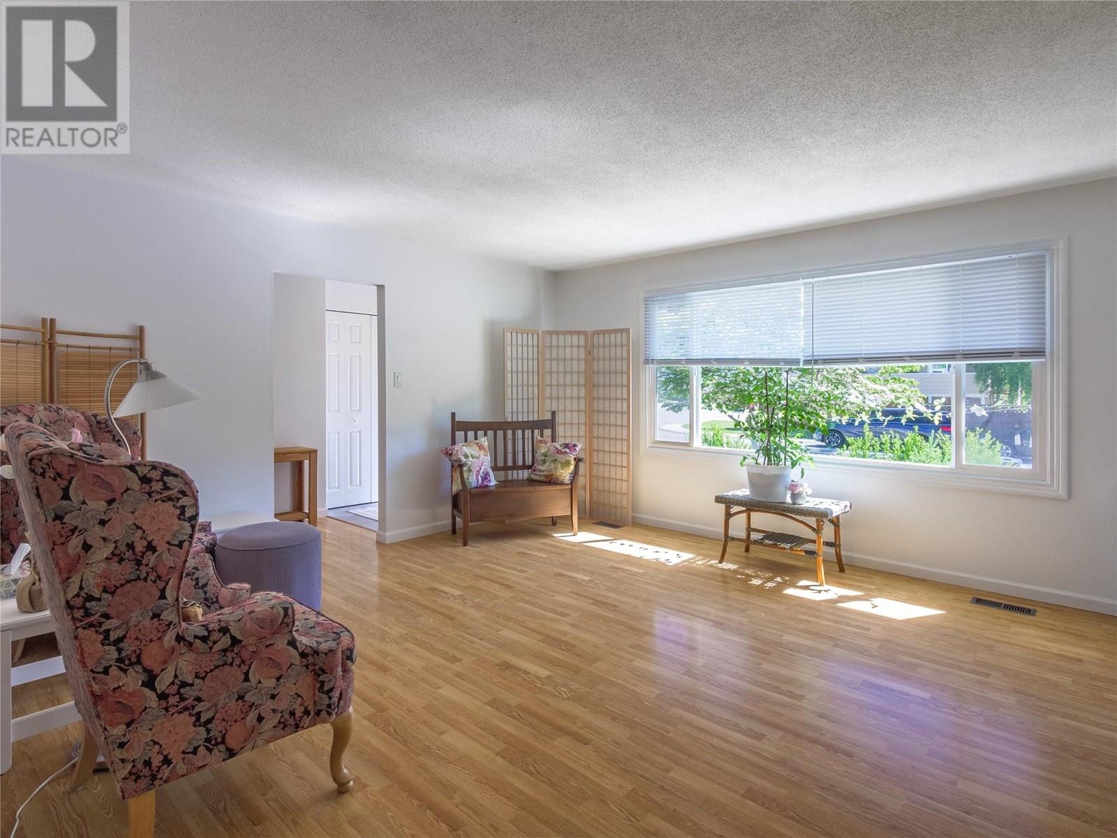 186 Mcpherson Crescent, Penticton, British Columbia  V2A 2N8 - Photo 3 - 10349814