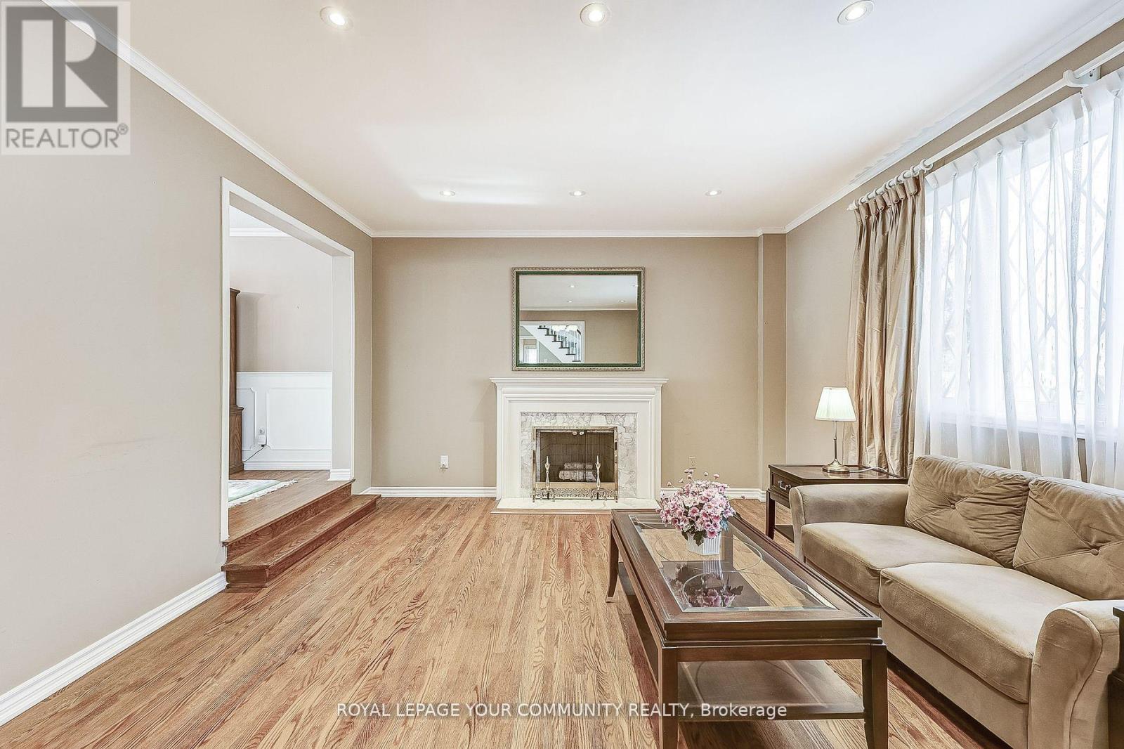 25 Alcaine Court, Markham (Thornhill), Ontario  L3T 2G8 - Photo 6 - N12184917