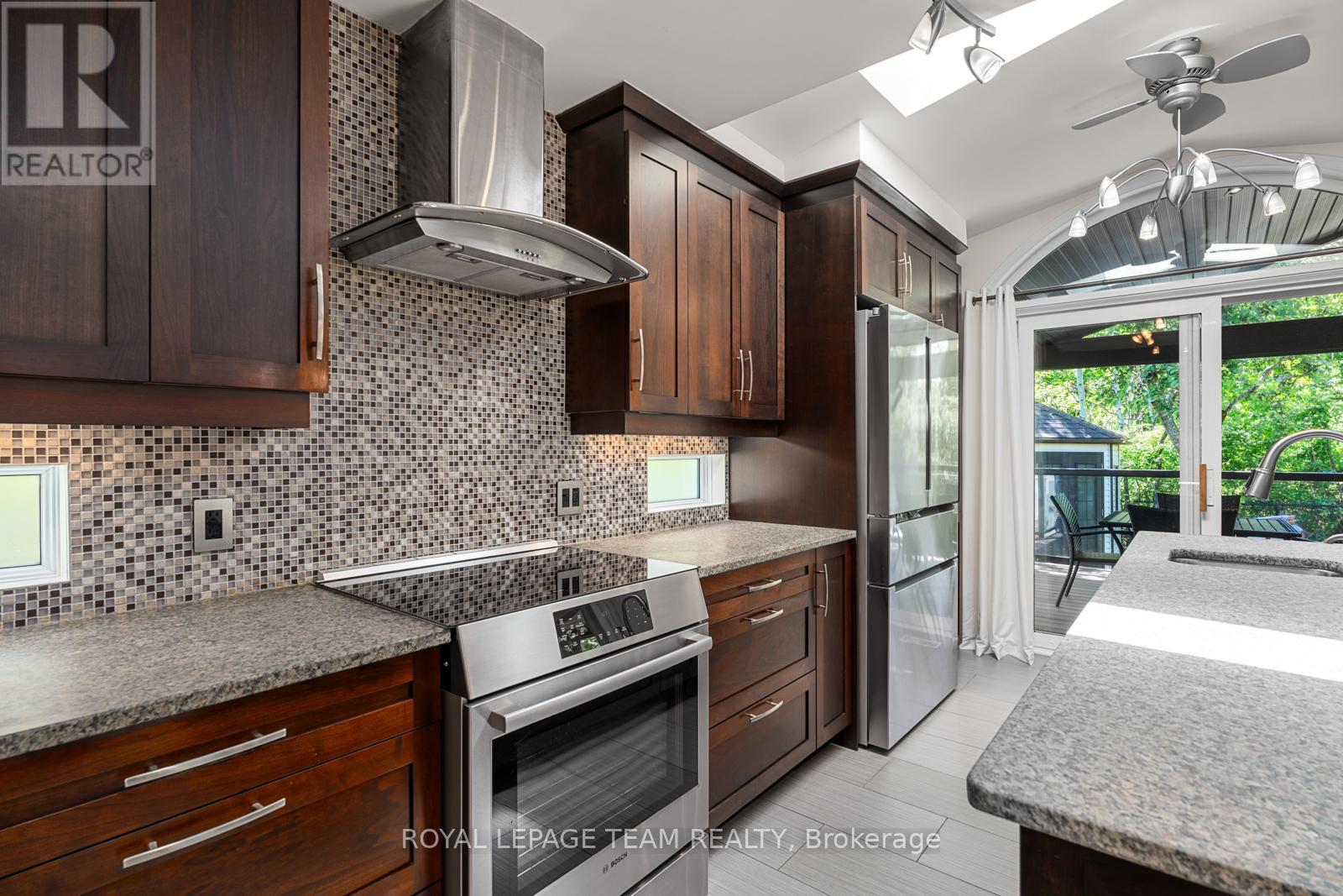 1085 Ambercrest Street, Ottawa, Ontario  K1J 1G3 - Photo 8 - X12184967