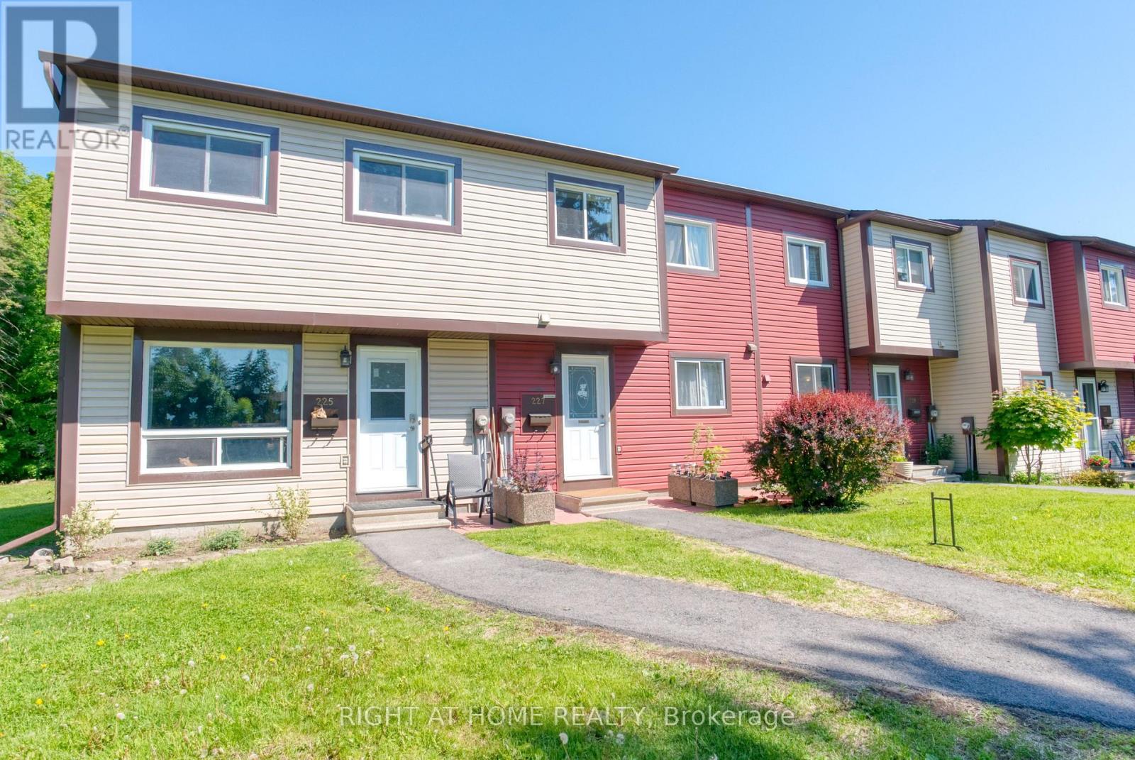 227 TEAL CRESCENT, Ottawa, Ontario