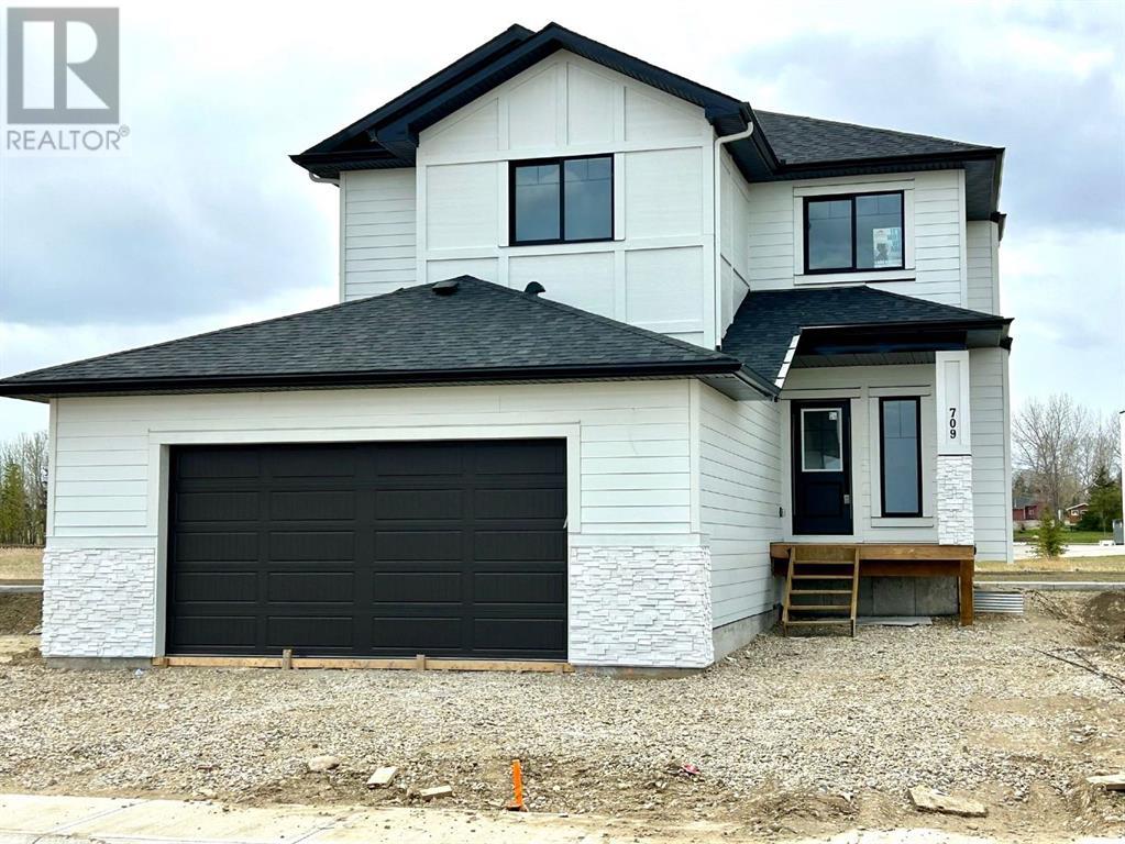 709 Mandalay Avenue, Carstairs, Alberta