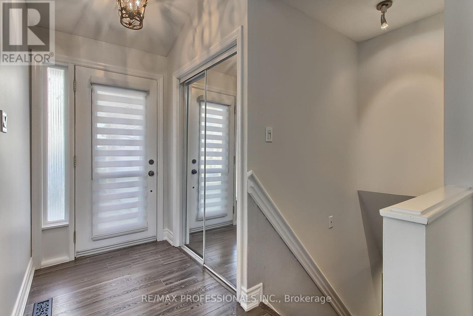 425 Canterbury Crescent, Oakville, Ontario  L6J 5K8 - Photo 4 - W12184848