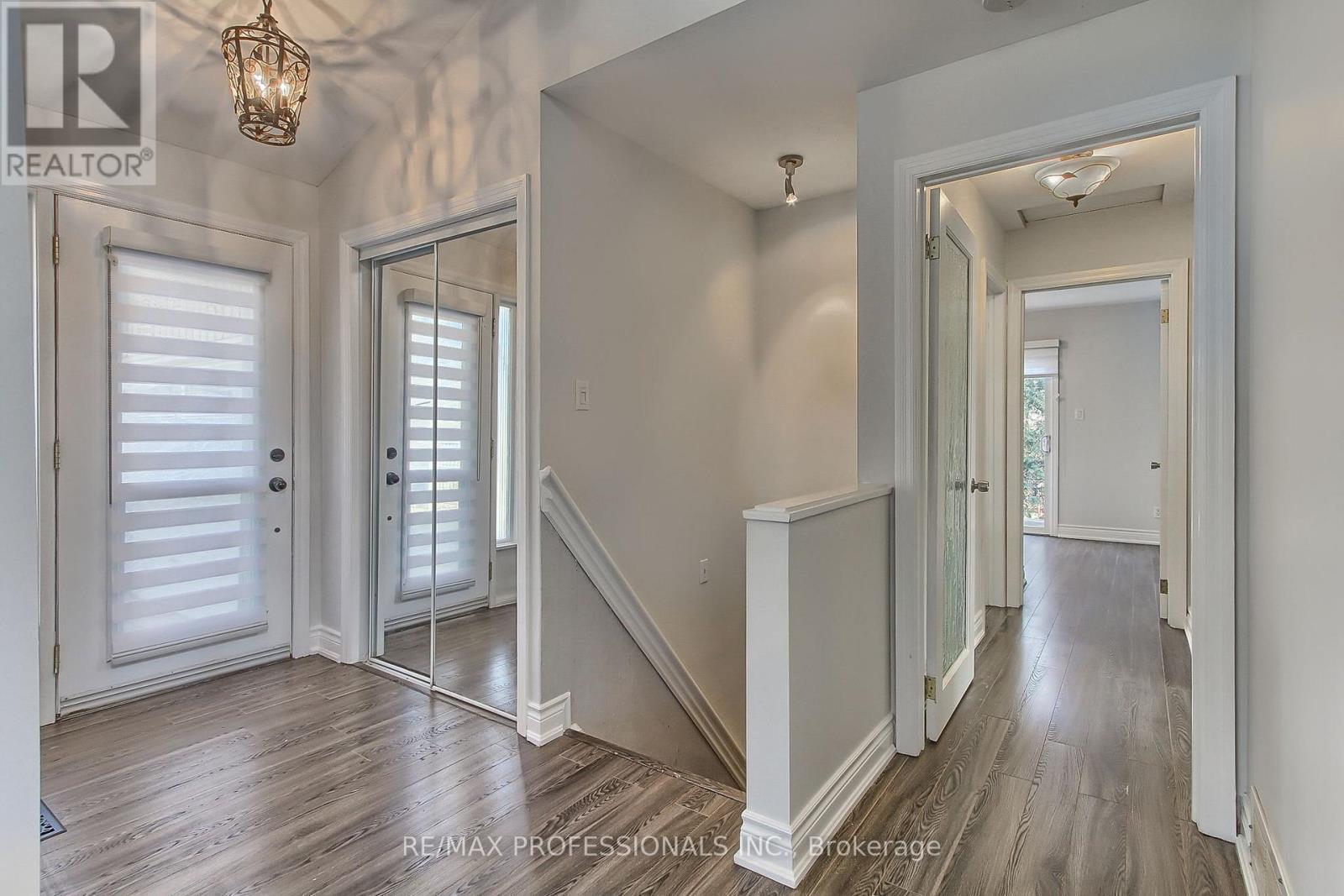 425 Canterbury Crescent, Oakville, Ontario  L6J 5K8 - Photo 5 - W12184848