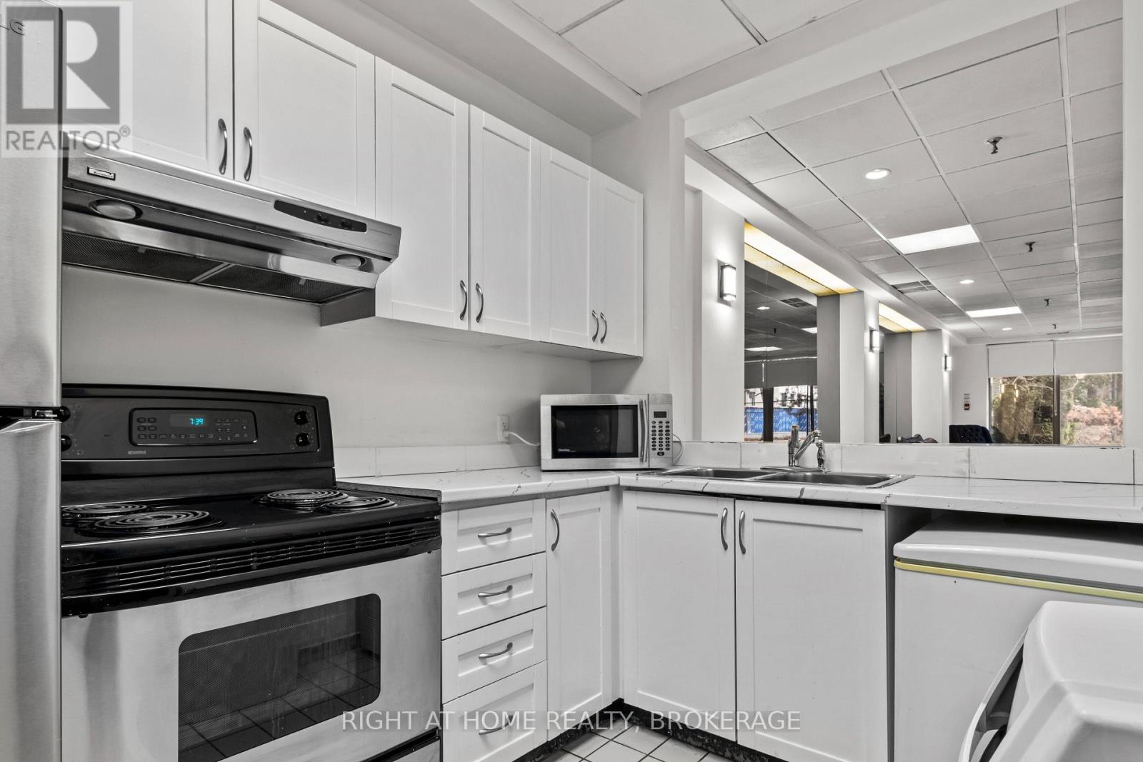 2004 - 285 Enfield Place, Mississauga, Ontario  L5B 3Y6 - Photo 17 - W12184852