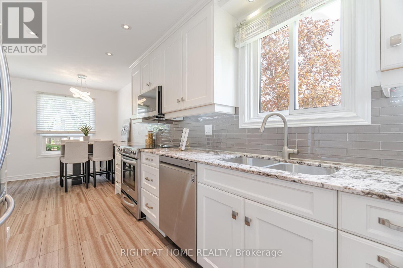 6 Winterfold Drive, Brampton, Ontario  L6V 3T1 - Photo 4 - W12184891