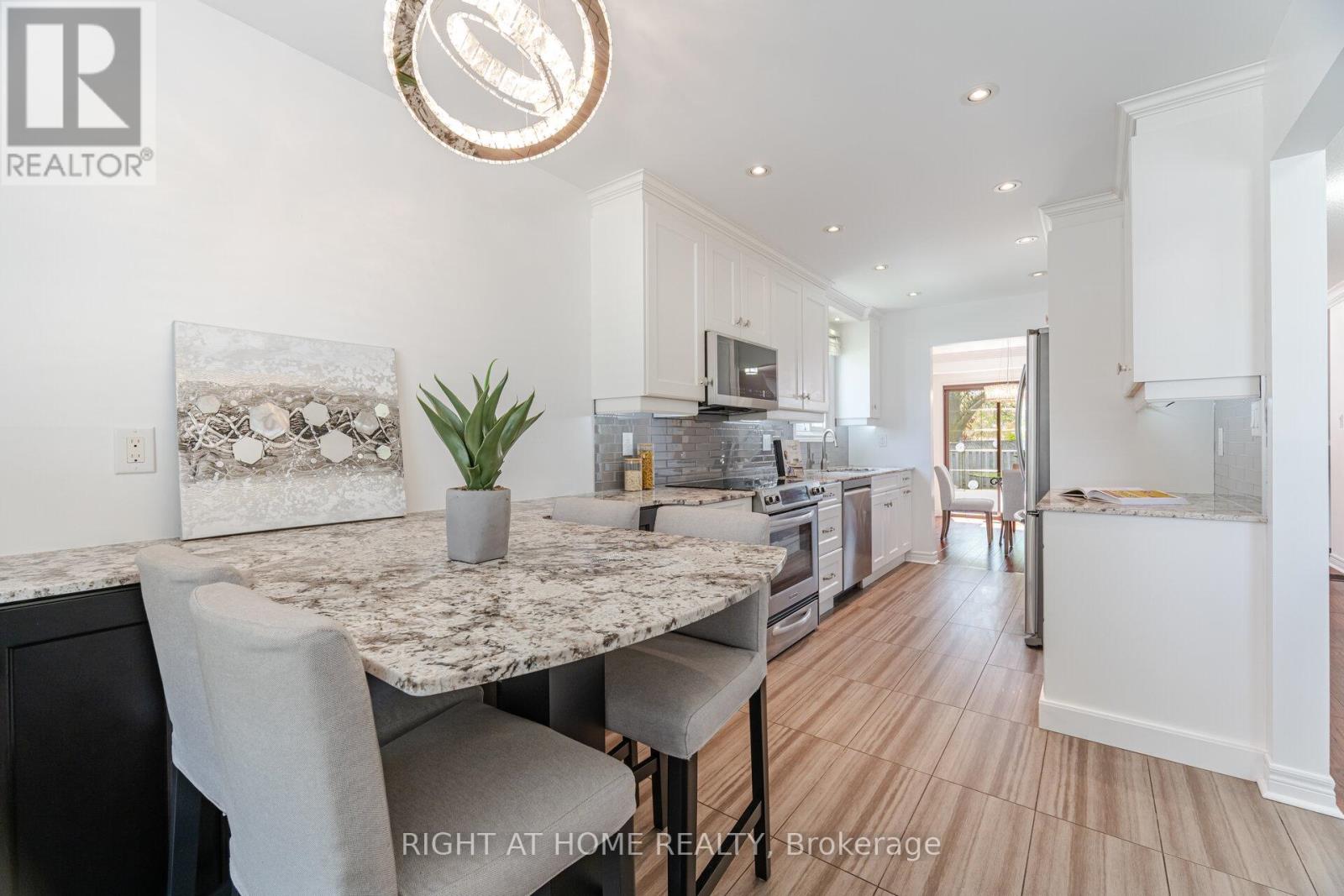 6 Winterfold Drive, Brampton, Ontario  L6V 3T1 - Photo 6 - W12184891