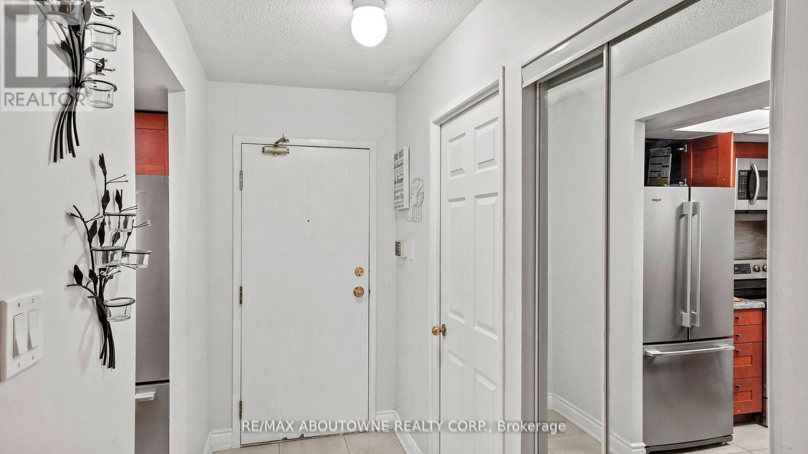 1801 - 285 Enfield Place, Mississauga, Ontario  L5B 3Y6 - Photo 6 - W12184932