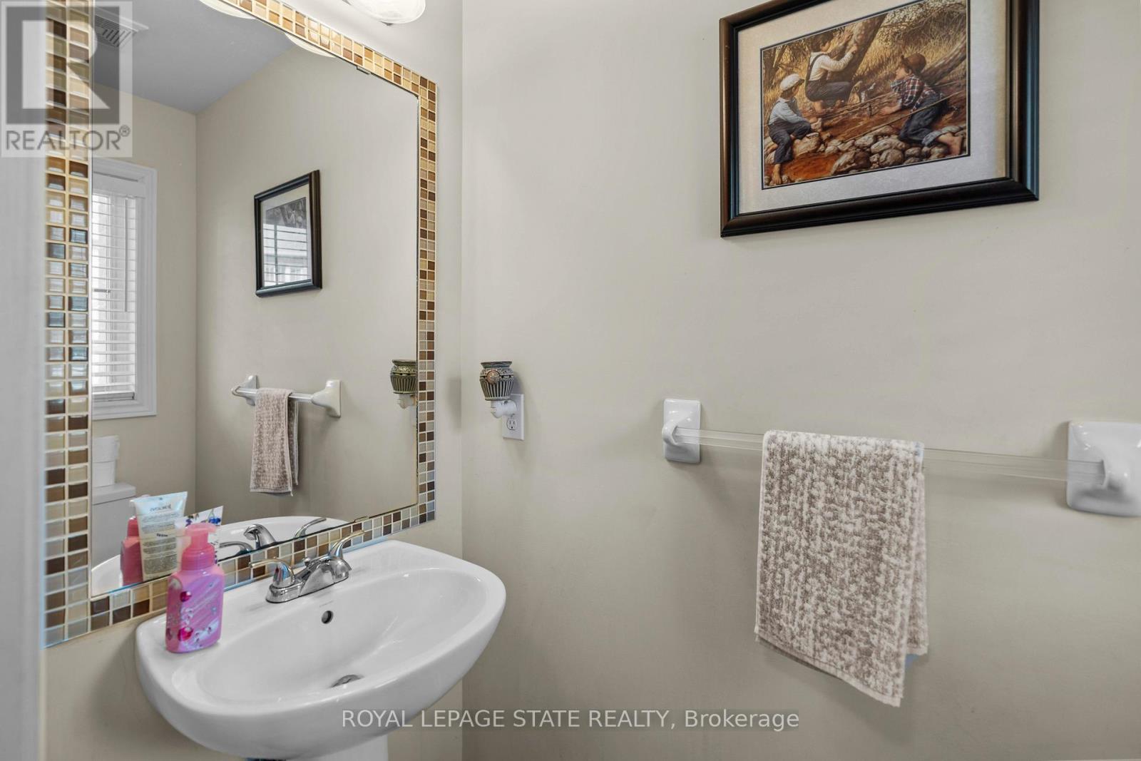 27 Marina Point Crescent, Hamilton, Ontario  L8E 0E4 - Photo 4 - X12184814