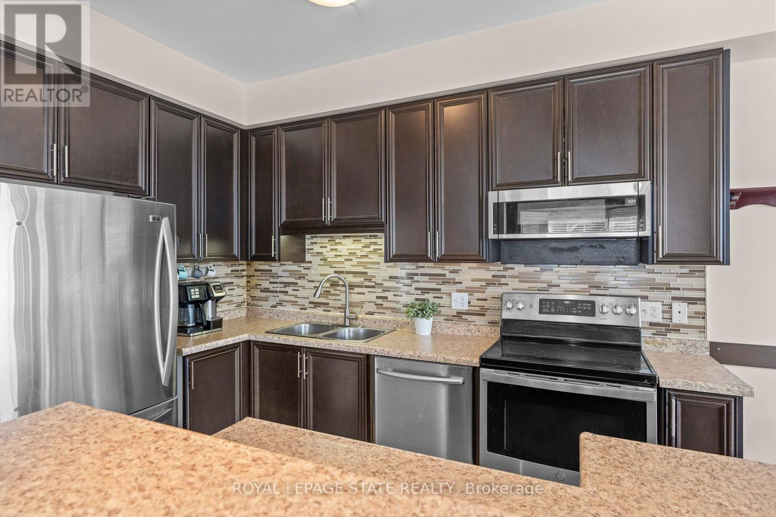 27 Marina Point Crescent, Hamilton, Ontario  L8E 0E4 - Photo 7 - X12184814